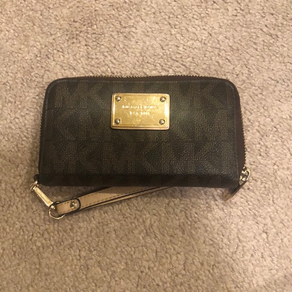 Michael Kors Handbags - Michael kors wallet/wristlet